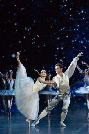 Cinderella by David Bintley, Cinderella - Eunji Ha, Prince - Michal Krcmar, Photo - imagenary.fi FNB  (49)