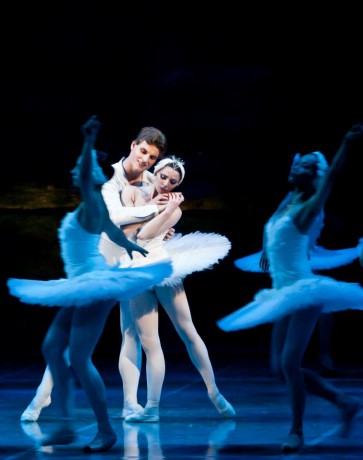 Swan lake Photo© Martin Divisek Prague State opera Alina Nanu and Michal Krcmar (4)