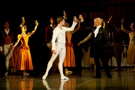 Swan lake Photo© Martin Divisek Prague State opera Alina Nanu and Michal Krcmar (5)