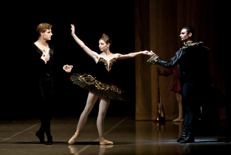 Swan lake Photo© Martin Divisek Prague State opera Alina Nanu and Michal Krcmar (9)