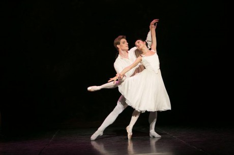 Manon - Sir Kenneth MacMillan, Photo © Sakari Viika, Manon - Petia Ilieva, Des Grieux - Michal Krcmar (6)