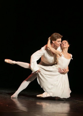 Manon - Sir Kenneth MacMillan, Photo © Sakari Viika, Manon - Petia Ilieva, Des Grieux - Michal Krcmar (12)