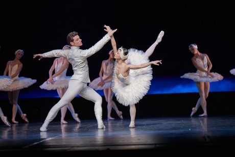 Swan lake 2017 - Kenneth Greve, EunJi Ha Michal Krcmar Prince, Photo Mirka Kleemola  (9)