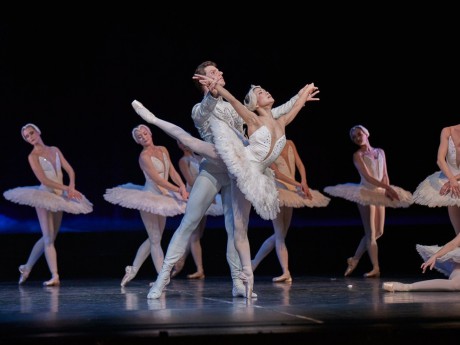 Swan lake 2017 - Kenneth Greve, EunJi Ha Michal Krcmar Prince, Photo Mirka Kleemola  (10)