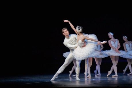 Swan lake 2017 - Kenneth Greve, EunJi Ha Michal Krcmar Prince, Photo Mirka Kleemola  (13)