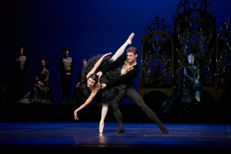 Swan lake 2017 - Kenneth Greve, EunJi Ha Michal Krcmar Prince, Photo Mirka Kleemola  (19)