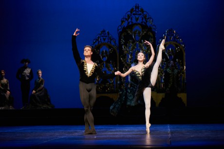 Swan lake 2017 - Kenneth Greve, EunJi Ha Michal Krcmar Prince, Photo Mirka Kleemola  (21)