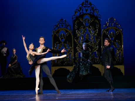 Swan lake 2017 - Kenneth Greve, EunJi Ha Michal Krcmar Prince, Photo Mirka Kleemola  (22)