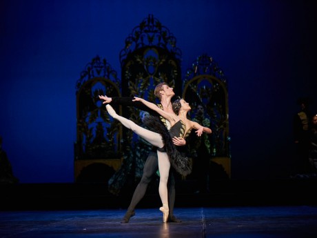 Swan lake 2017 - Kenneth Greve, EunJi Ha Michal Krcmar Prince, Photo Mirka Kleemola  (23)