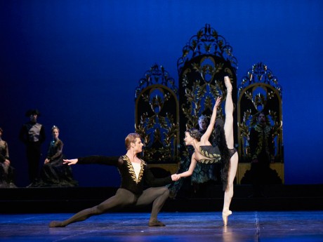 Swan lake 2017 - Kenneth Greve, EunJi Ha Michal Krcmar Prince, Photo Mirka Kleemola  (24)