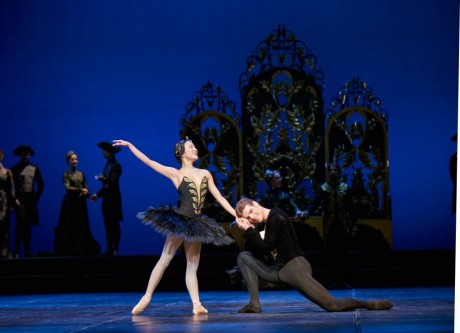 Swan lake 2017 - Kenneth Greve, EunJi Ha Michal Krcmar Prince, Photo Mirka Kleemola  (27)