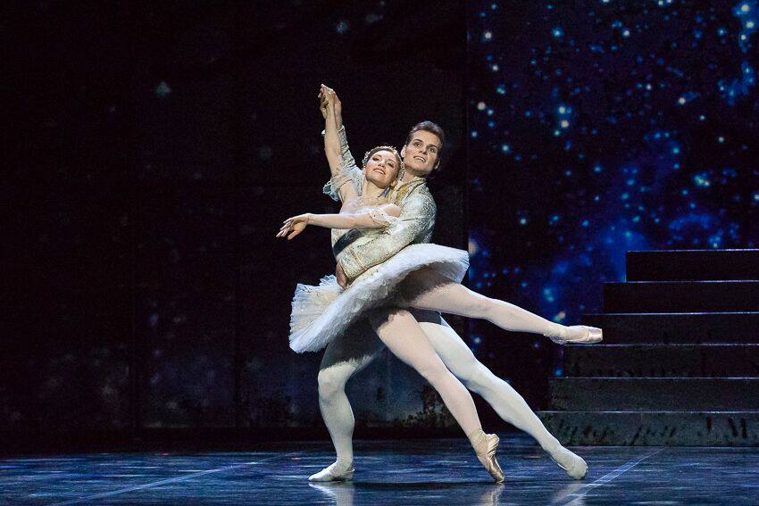 Cinderella by David Bintley, Cinderella - Abigail Sheppard, Prince - Michal Krcmar, Photo - imagenary.fi FNB  (20)