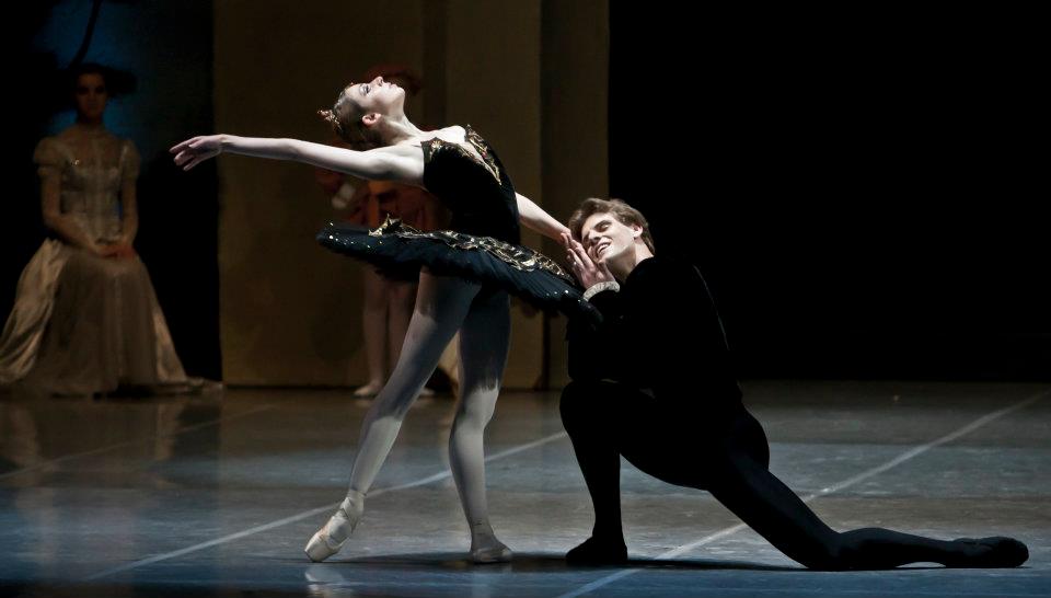 Swan lake Photo© Martin Divisek Prague State opera Alina Nanu and Michal Krcmar (1)