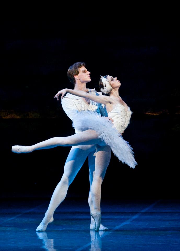 Swan lake Photo© Martin Divisek Prague State opera Alina Nanu and Michal Krcmar (3)