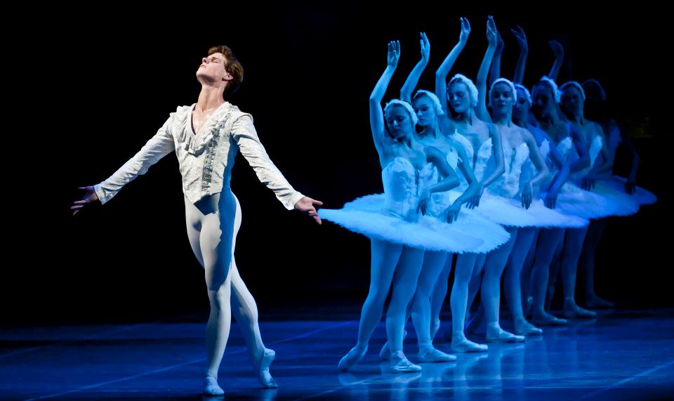 Swan lake Photo© Martin Divisek Prague State opera Alina Nanu and Michal Krcmar (6)