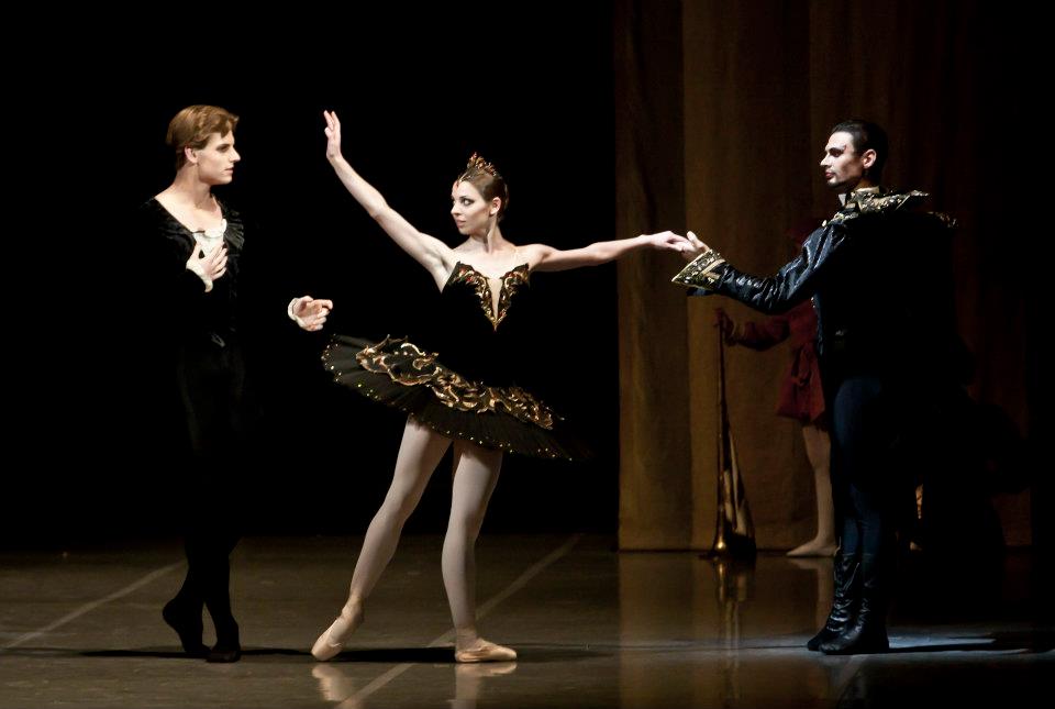 Swan lake Photo© Martin Divisek Prague State opera Alina Nanu and Michal Krcmar (9)