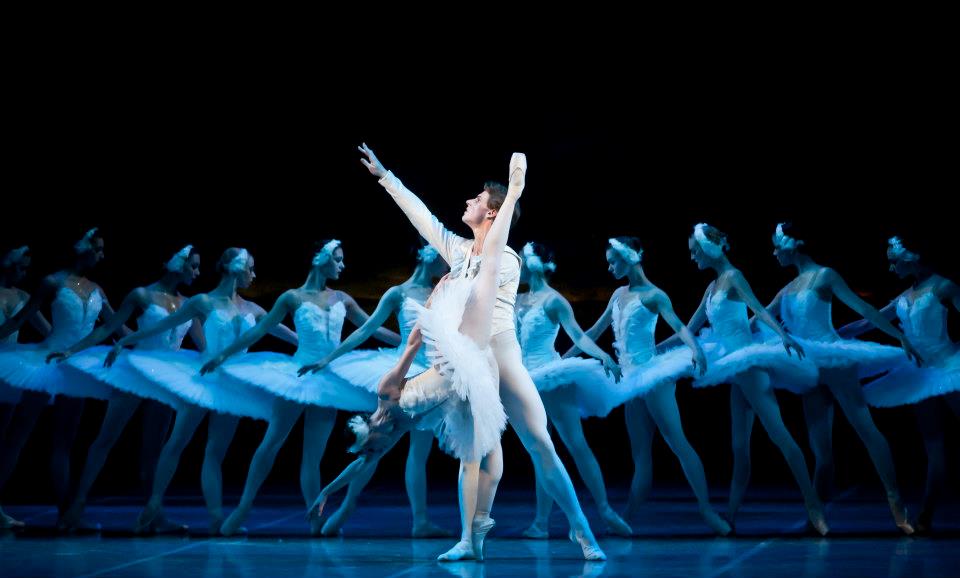 Swan lake Photo© Martin Divisek Prague State opera Alina Nanu and Michal Krcmar (10)