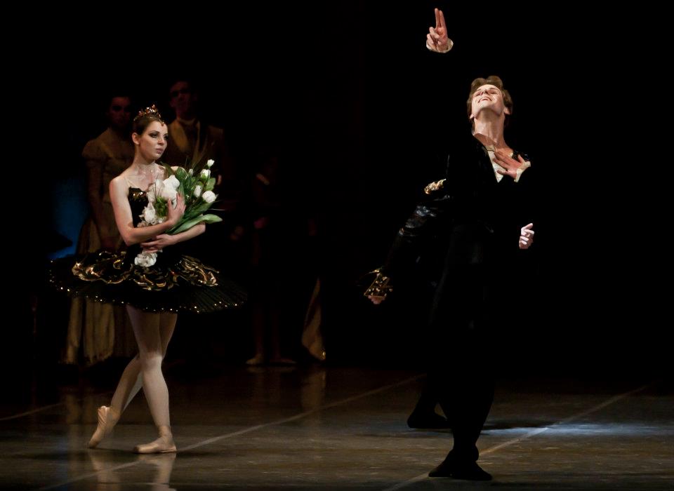 Swan lake Photo© Martin Divisek Prague State opera Alina Nanu and Michal Krcmar (12)