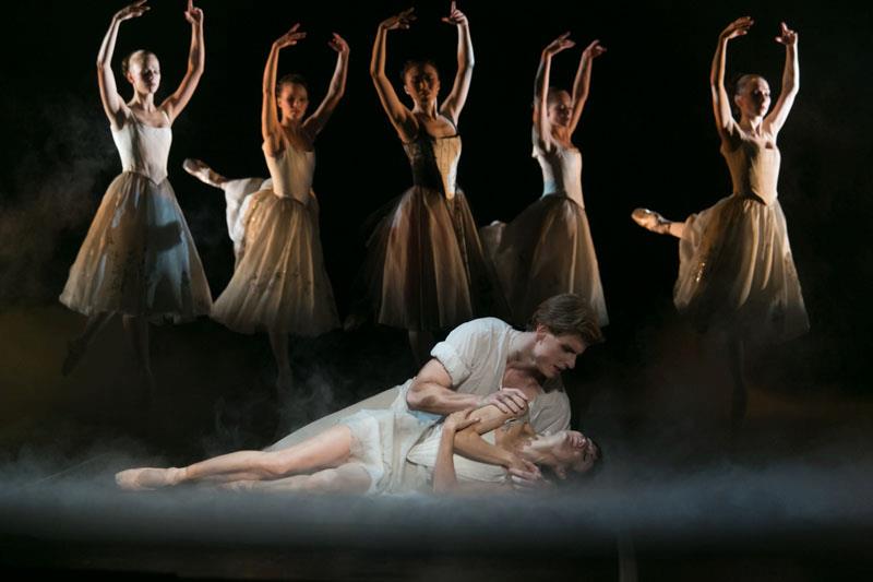 Manon - Sir Kenneth MacMillan, Photo © Sakari Viika, Manon - Petia Ilieva, Des Grieux - Michal Krcmar (17)