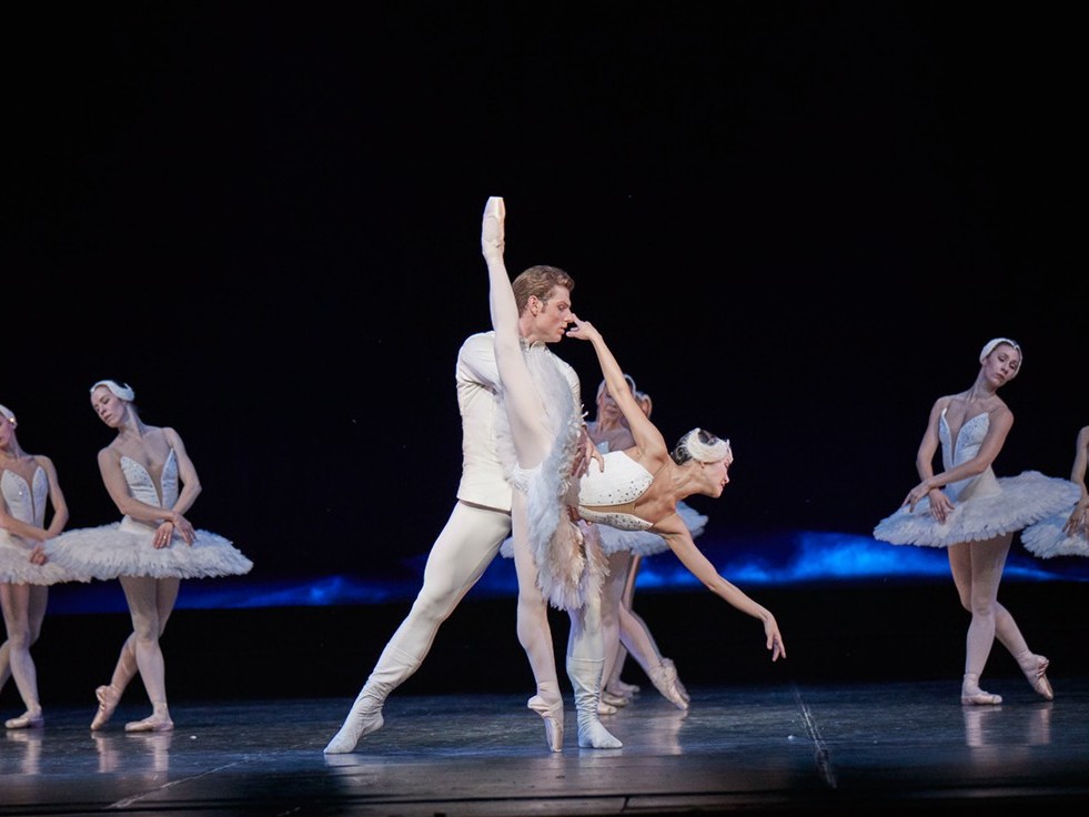 Swan lake 2017 - Kenneth Greve, EunJi Ha Michal Krcmar Prince, Photo Mirka Kleemola  (11)