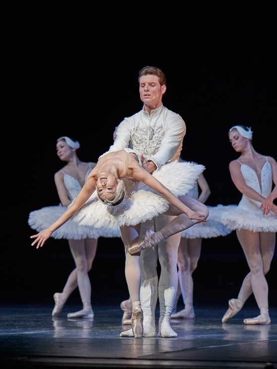 Swan lake 2017 - Kenneth Greve, EunJi Ha Michal Krcmar Prince, Photo Mirka Kleemola  (14)