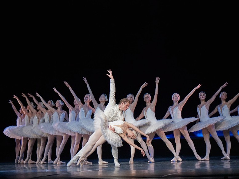 Swan lake 2017 - Kenneth Greve, EunJi Ha Michal Krcmar Prince, Photo Mirka Kleemola  (15)