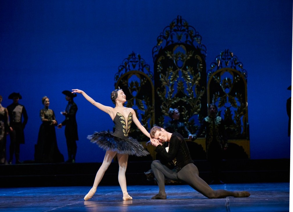 Swan lake 2017 - Kenneth Greve, EunJi Ha Michal Krcmar Prince, Photo Mirka Kleemola  (27)