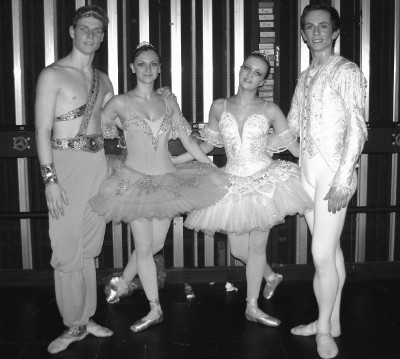 michal-krcmar---etoile-dancer--lucie-rakosnikova--jevgenia-pleskova--adam-zvonar---competition-france-2009--2-.jpg