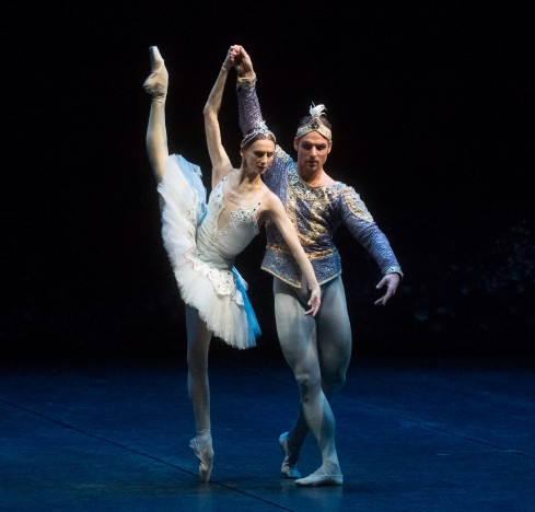 Svetlana Zakharova and Michal Krčmář, in La Bayadère. The Finnis